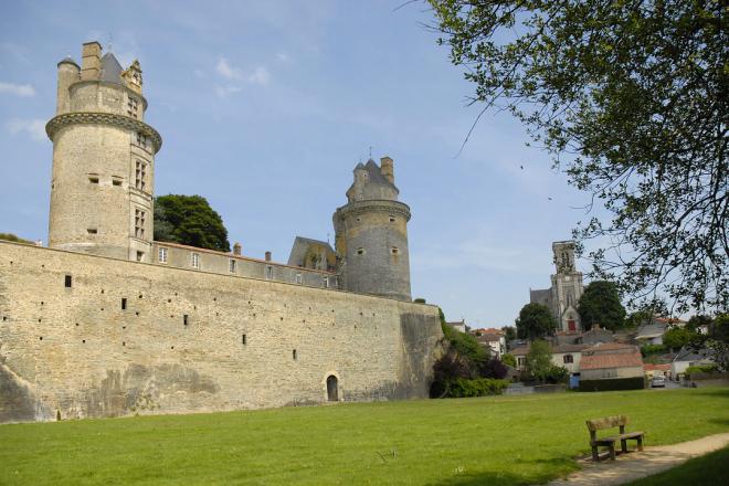 Apremont_vue des 2 tours du château-© Pont d'Yeu.jpg Apremont_vue des 2 tours du château-© Pont d'Yeu.jpg