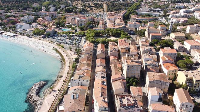 Corse - Cité Paoline anciennement fortifiée, située au coeur de la Balagne. Balagne_2b_lile-rousse_vue_drone_-mairie_de_lile_rousse_0