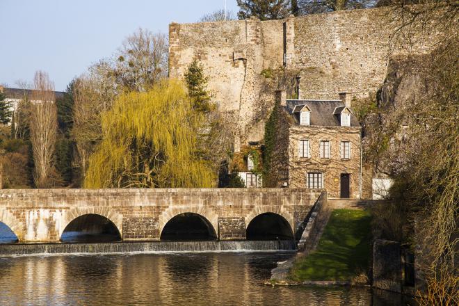 Fresnay-sur-Sarthe / Une ancienne cité fortifiée aux portes des Alpes mancelles Fresnay_vue_sur_le_pontcj.-p_berlose