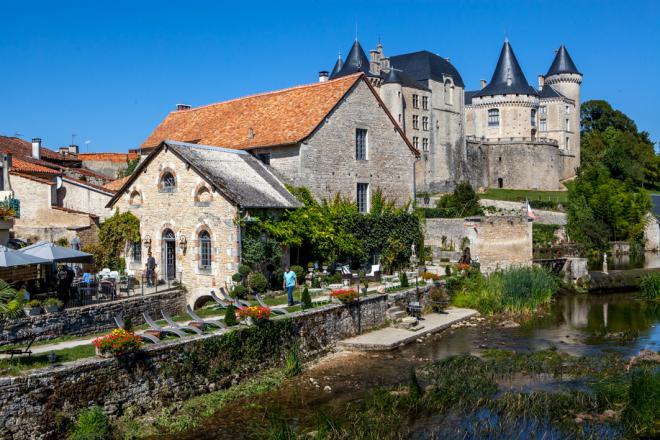Château au bord de la Charente - ©Studio Francis Verteuil-sur-Charente