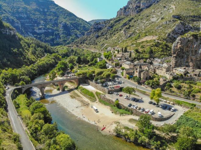 La Malène rythme le coeur des gorges du Tarn. Occitanie_lozere_la_malene_pont_et_berges_agence_imago_design