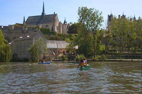 Montreuil_collégiale et château vus du thouet avec canoës_© G.Durand