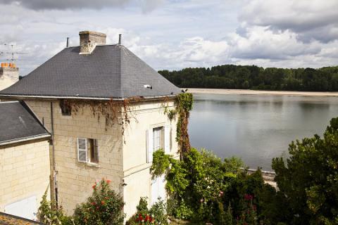 Montsoreau_maison en tuffeau et vue sur Loire <sup>©</sup>J.-P. Berlose