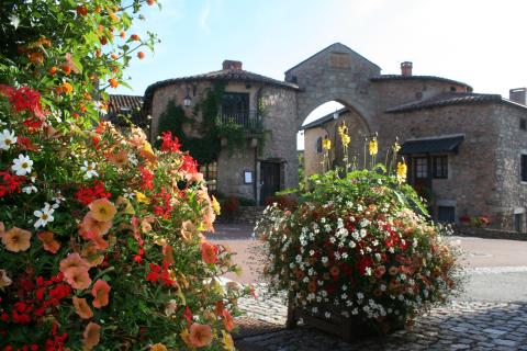 AURA_42_LE_CROZET_Grande_porte_village_fleuri_2_fleurs