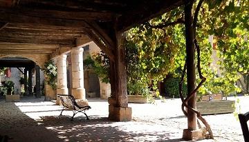 Les couverts de la place Royale - Labastide d'Armagnac - crédit photo : Mairie