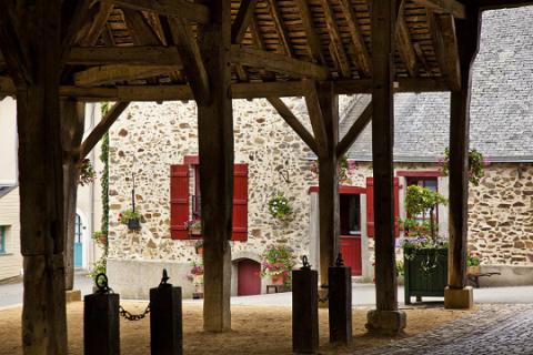 st_denis_halles_et_maison_credit_jp_berlose