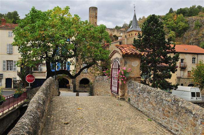 Le pont médiéval-Mairie de Saint-Florêt